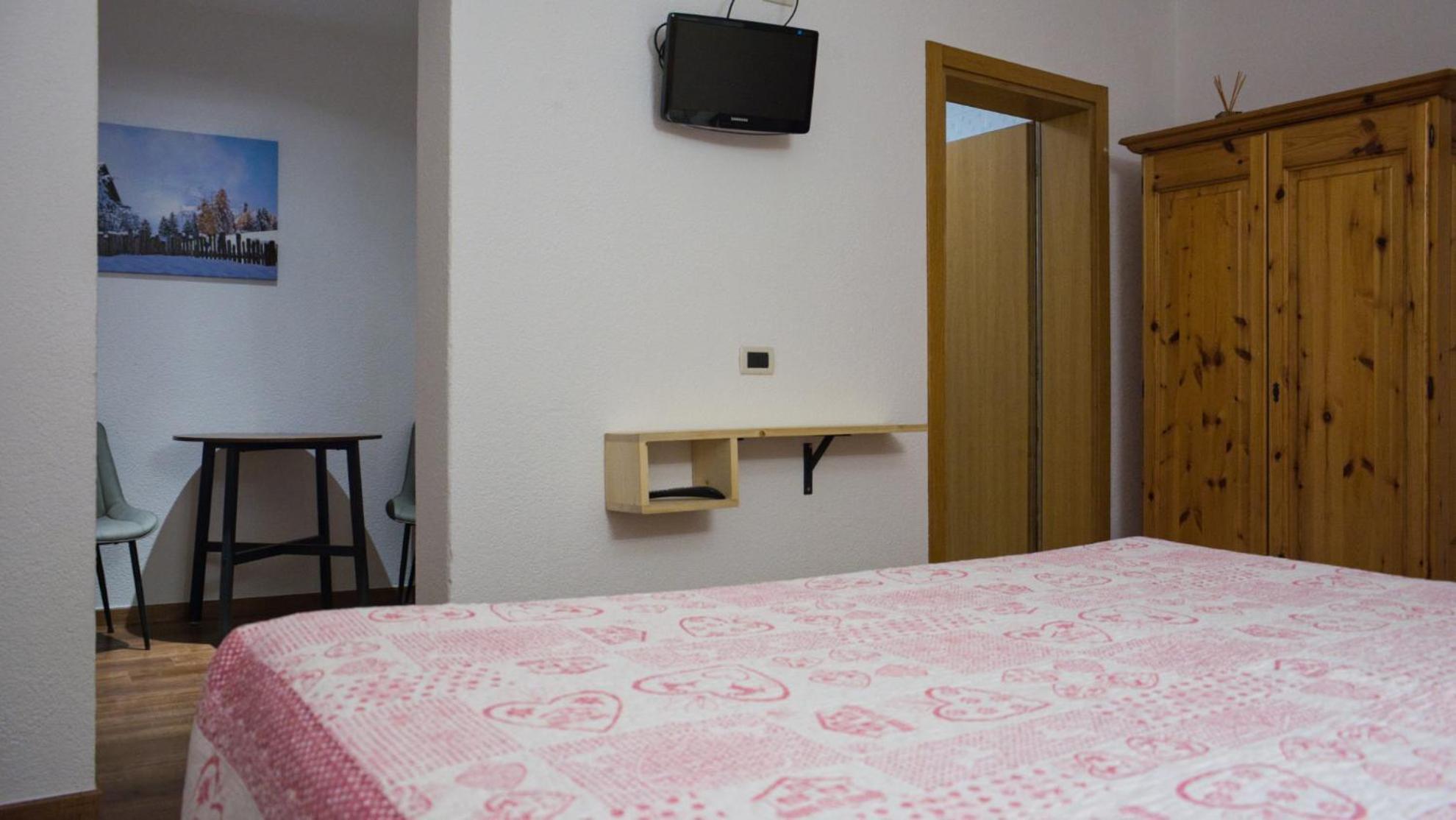 Hotel Nes Crepes Pozza di Fassa Oda fotoğraf