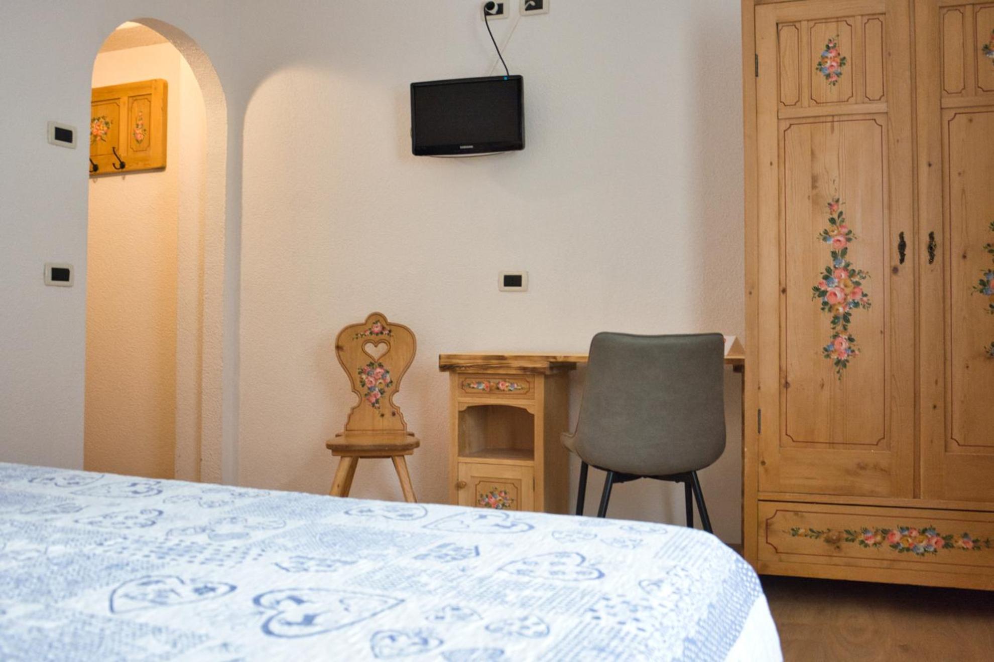 Hotel Nes Crepes Pozza di Fassa Oda fotoğraf