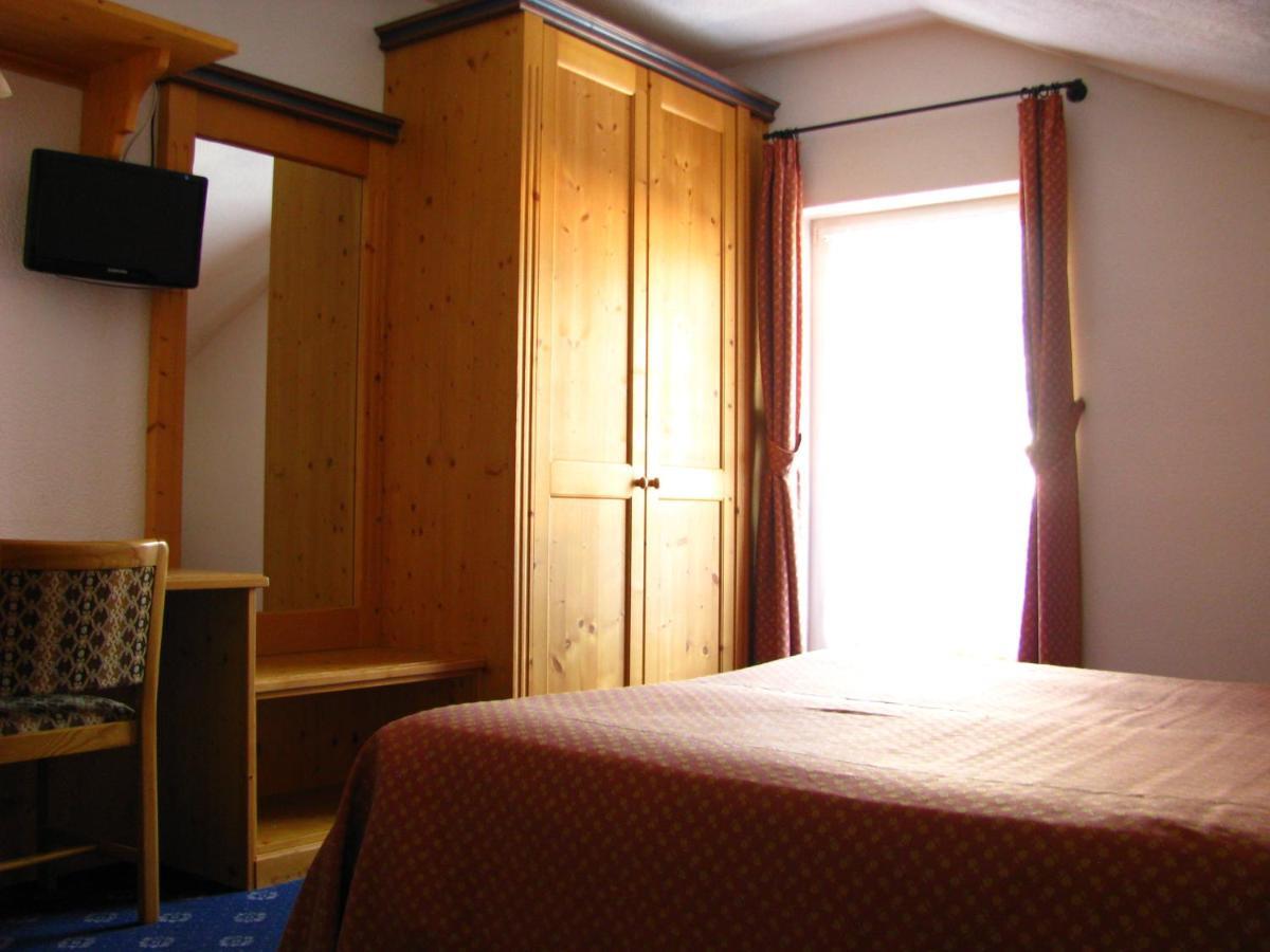 Hotel Nes Crepes Pozza di Fassa Oda fotoğraf